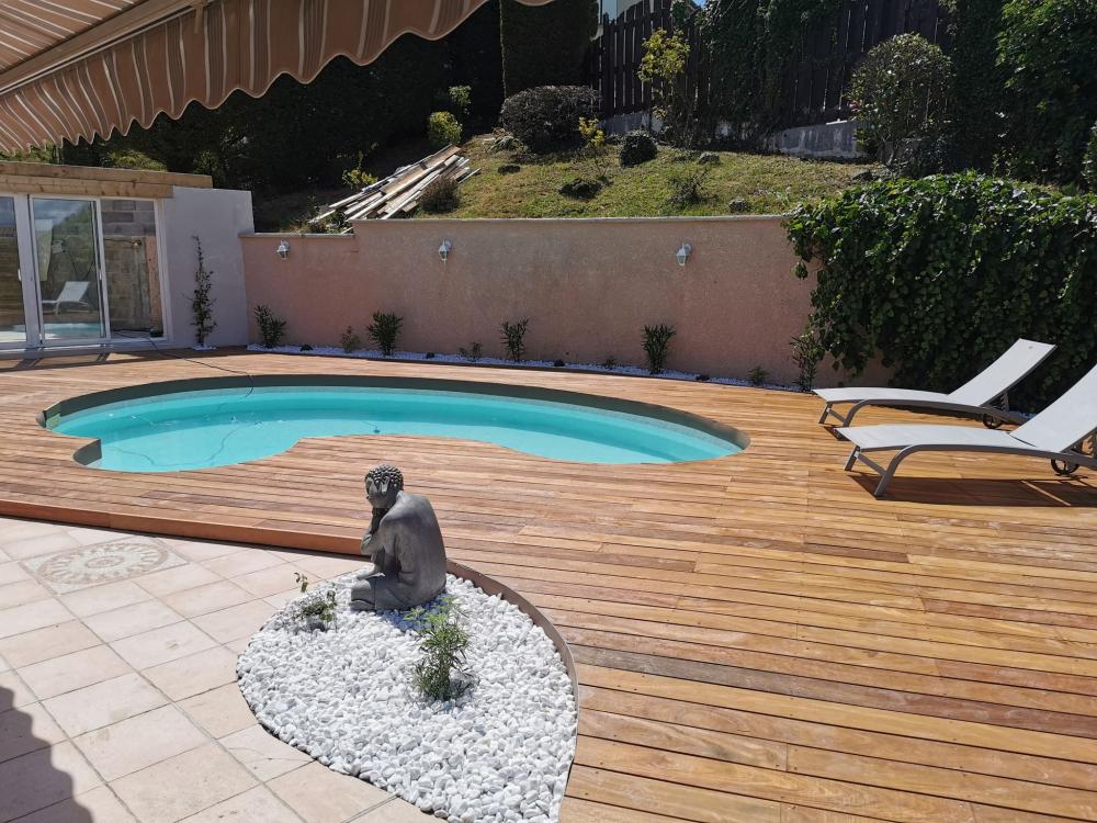 piscine ovale avec parquet